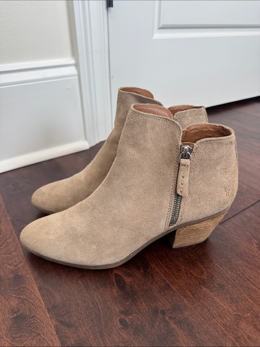 Frye Women’s Ash Ankle Boots Booties Light Tan Leather Suede, size 10